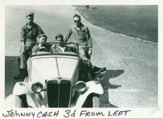 Johnny Cash mit drei Kameraden im und am Auto
