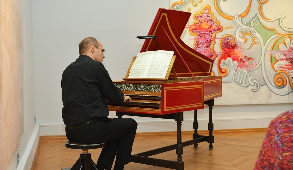 Gerhard Abe-Graf spielt Cembalo.