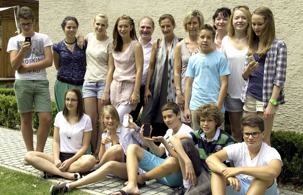 Gruppenfoto von Jugendlichen und Museumsmitarbeitern