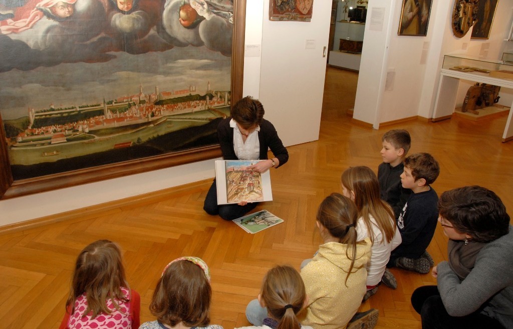 Foto einer Kindergruppe bei einer Führung im Museum