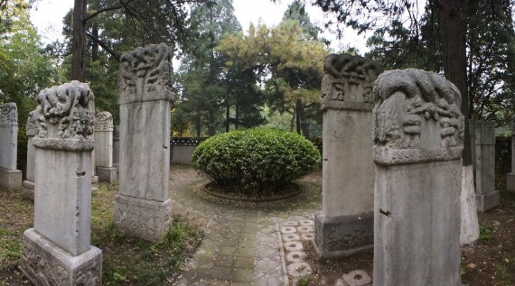 Foto von Grabstelen auf dem Jesuitenfriedhof in Peking