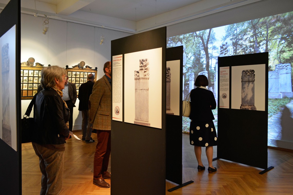 Besucher in der Ausstellung