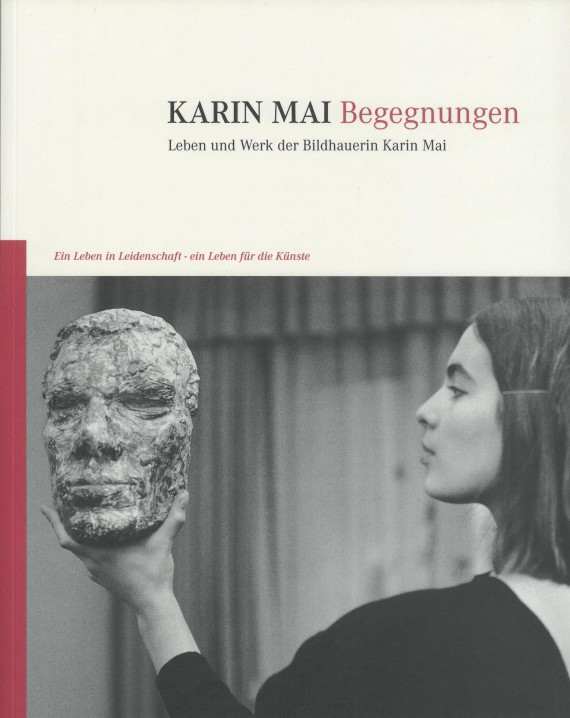 Titelbild von &quot;Karin Mai. Begegnungen&quot; mit Foto einer Frau mit Gesichtsabguss in der Hand