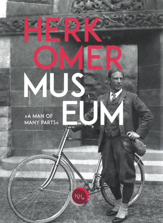 Titelbild des Ausstellungskatalog des Herkomer Museums mit Foto von Herkomer mit Fahrrad
