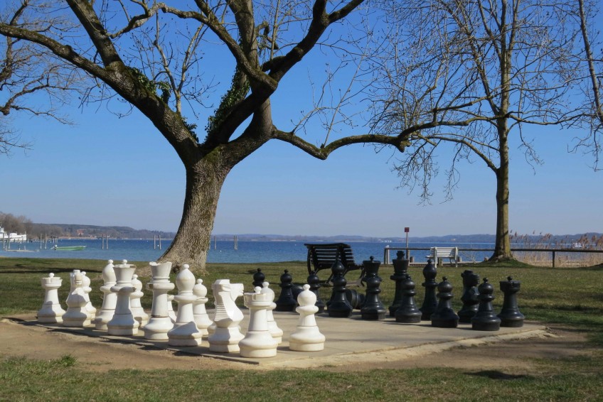 Großes Schachspiel am Seeufer