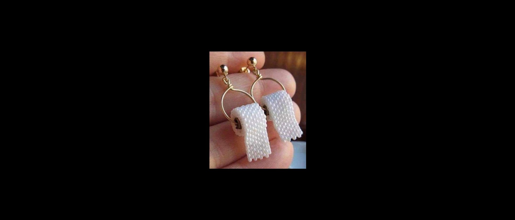 Ohrringe aus goldfarbenen Ringen und einer Rolle Toilettenpapier aus kleinen weißen Perlen gefertigt.