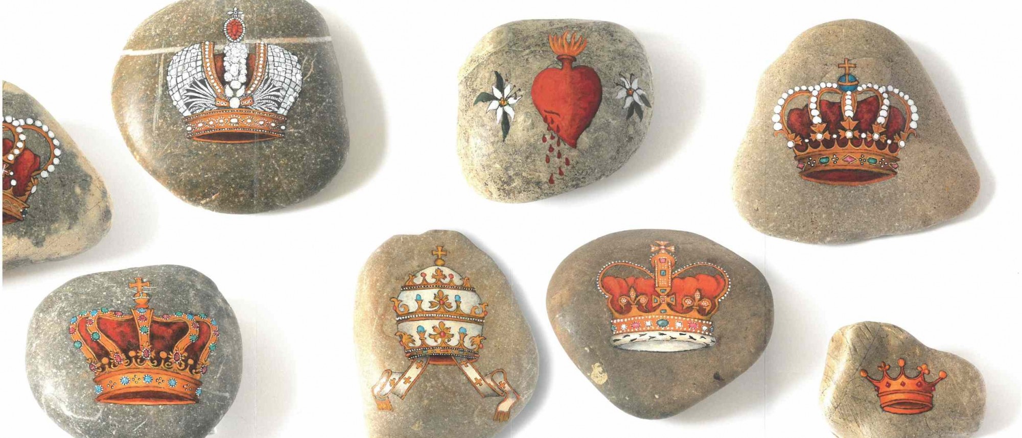 Steine bemalt mit unterschiedlichen Kronen