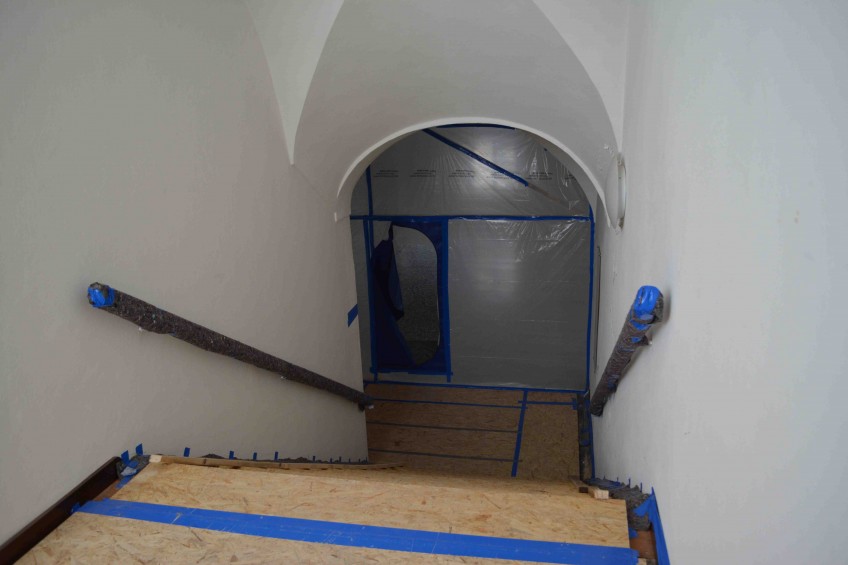 Treppenstufen und Böden werden mit Spanplatten geschützt.