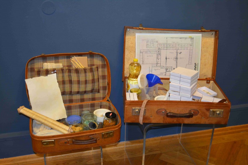 Zwei Koffer mit Gegenständen für die Museumsführungen