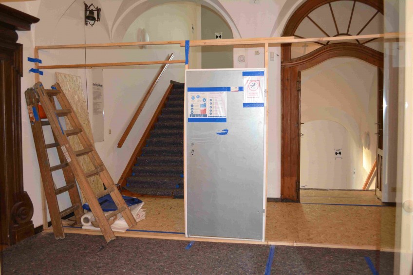 Einbau einer Bautür im Foyer