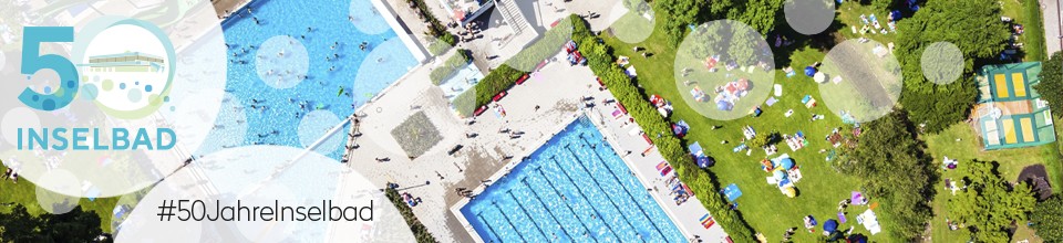 Luftaufnahme des Inselbads mit Becken und Wiese, links Logo 50 Jahre Inselbad und Aktions-Hashtag