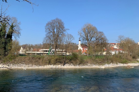 Blick über den Lech auf das Inselbad ohne Sprungturm