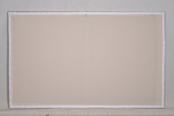 Gemälderückseite mit säuberlich verspanntem, hellem Nesselgewebe als Schutz