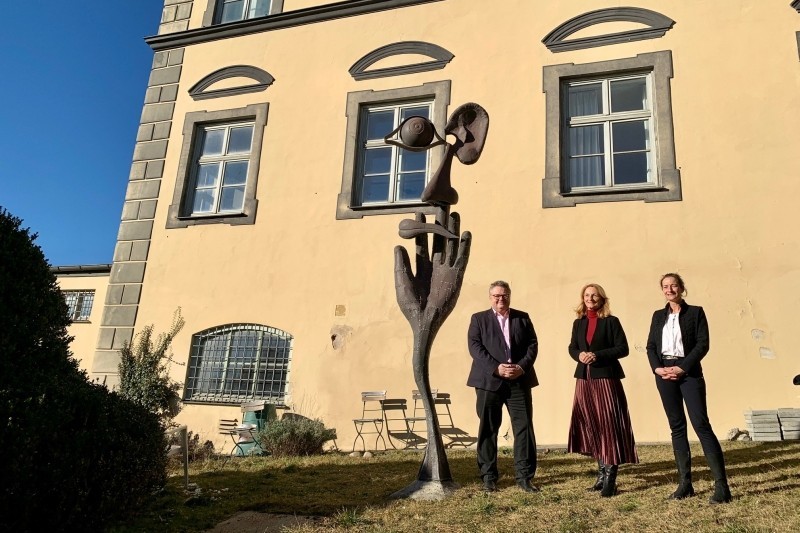Alex Dorow, Doris Baumgartl und Sonia Fischer neben der Skulptur &quot;Die Fünf Sinne&quot; im Garten des Landsberger Stadtmuseums