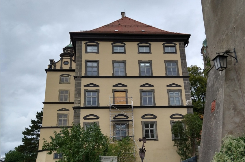 An der Südseite des Stadtmuseums Landsberg steht ein Gerüst unter einem Fenster, das mit Holzplatte verdeckt ist.