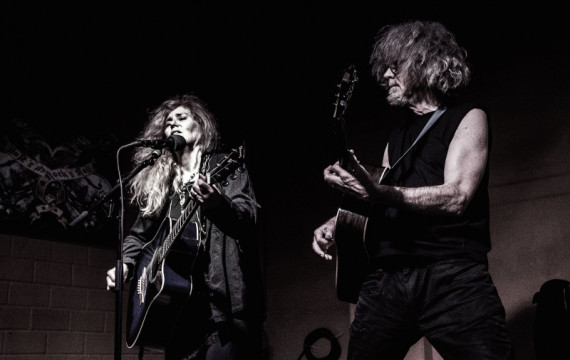 Bandfoto von Birkett Hall, links Ea Birkett mit Gitarre und Mikrofon, rechts Ted Hall mit Gitarre.