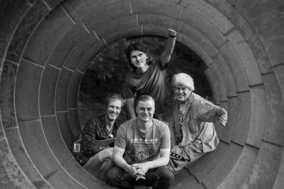 Bandfoto von Broken Hearts, Blick durch einen Tunnel auf die vier Musiker