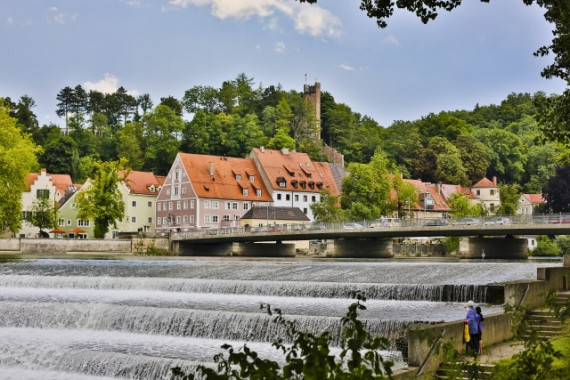 Lechwehr und Karolinenbrücke vor Landsberger Altstadthäusern