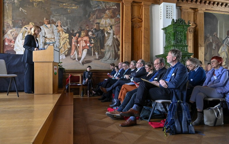 Oberbürgermeisterin Doris Baumgartl steht auf der Bühne am Rednerpult und spricht zum Publikum.