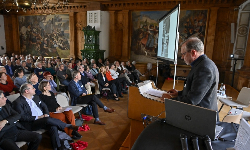 Thomas Raithel am Rednerpult spricht zum Publikum im Historischen Festsaal.