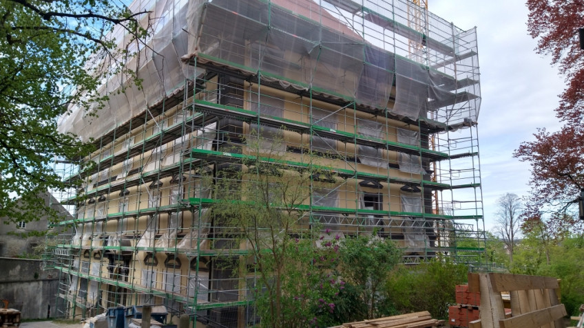 Eingerüstetes Museumsgebäude mit Folien vor den Fenstern