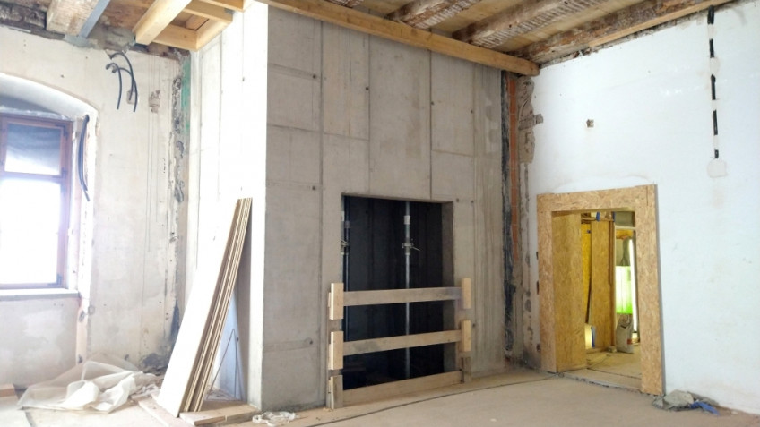 Aufzugsschacht aus Beton in einer Raumecke