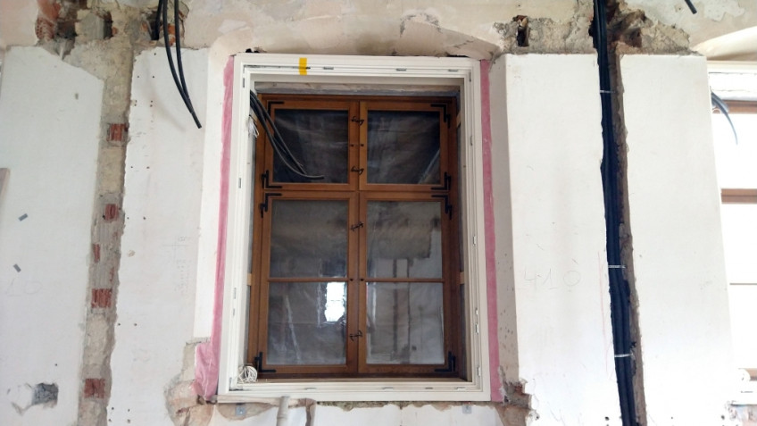 Dunkelbraunes Sprossenfenster