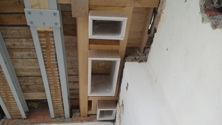 In einer Holzdecke sind Aussparungen und neue Stahlträger eingebaut.