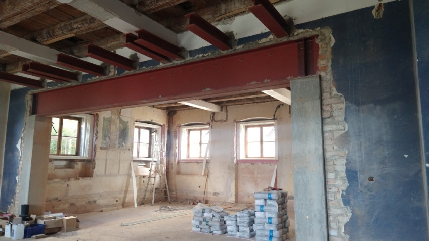 Raum mit auffälligen roten Stahlträgern in einem Wanddurchbruch