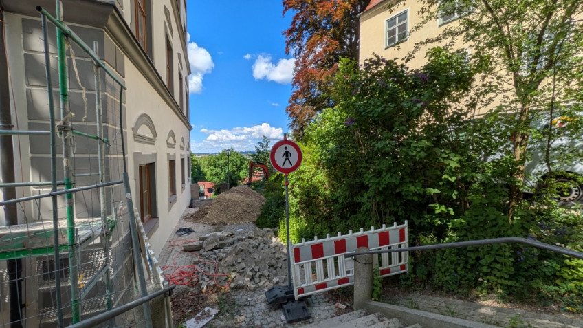An der Nordseite des Museums ist der Fußweg aufgerissen, der Durchgang verboten.