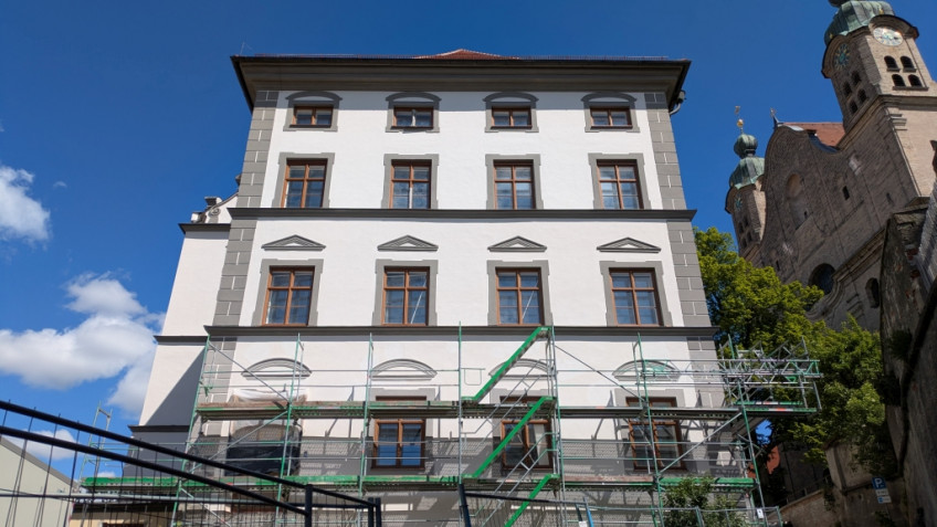 Südseite des Museumsgebäudes mit Baugerüst nur noch im Erdgeschoss. Rechts die Heilig-Kreuz-Kirche.