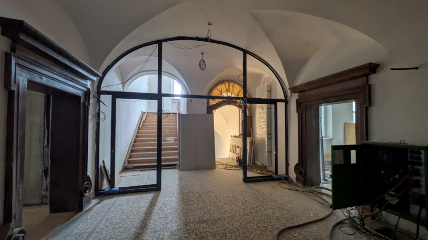 Foyer des Stadtmuseums mit Metallrahmen für Glaswand vor dem Treppenhaus
