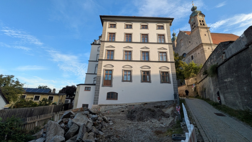Vor der Südseite des Museums ist der Gartenbereich umgebaggert, links liegen große Steinbrocken.
