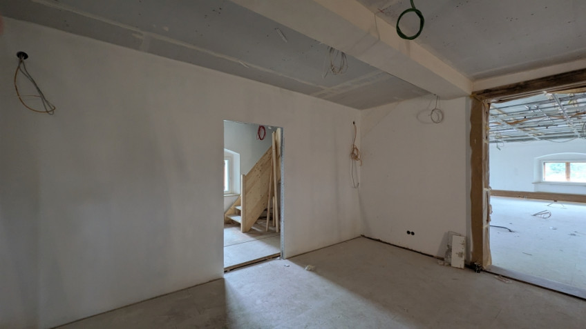 Blick vom Flur in einen Raum rechts und zur Treppe ins Dachgeschoss in der Mitte