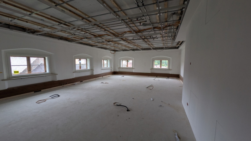 Raum mit tiefhängender Decke, Rohren an der Decke