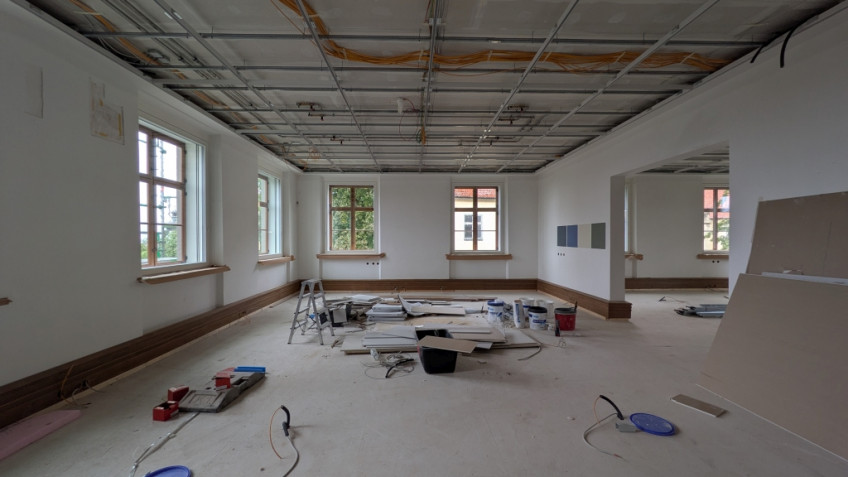 Blick in einen Raum mit Haltevorrichtungen und Leitungen an der Decke.