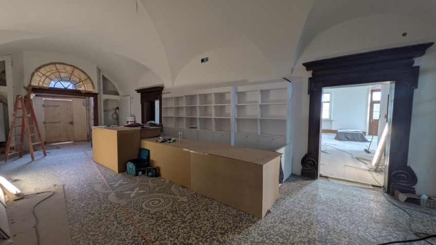 Im Foyer des Museums stehen neue Regale und ein Tresen, der mit Karton abgedeckt ist.