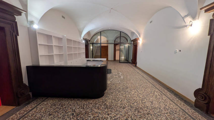 Foyer des Stadtmuseums Landsberg mit Terrazzoboden, Bogengew&ouml;lbe und neuem Empfangstheke rechts