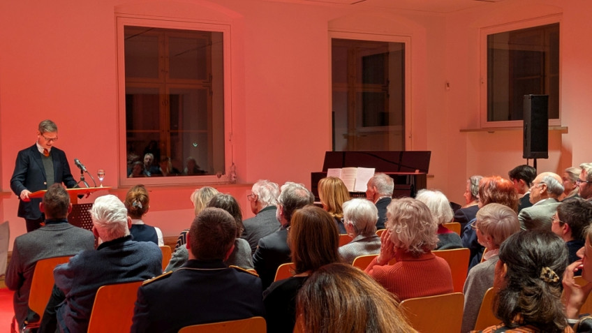 Stefan Schrammel am Rednerpult vor Publikum