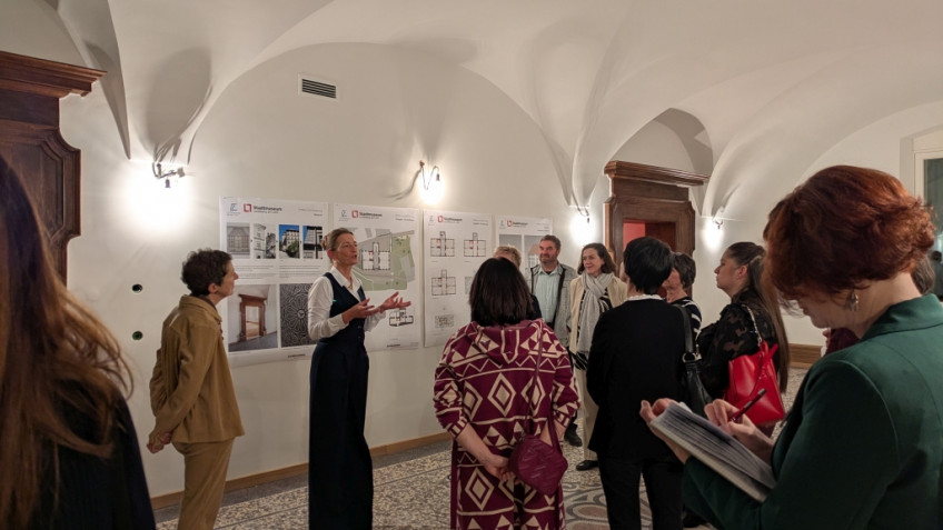 Sonia Sch&auml;tz erz&auml;hlt einer sie umgebenden Gruppe &uuml;ber die Sanierung des Stadtmuseums Landsberg.