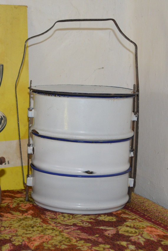 mehrschichtiger Blechbeh&auml;lter mit Henkel